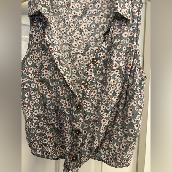 Sky & Sparrow | Ditsy Floral Sage Tie Front Top - Picture 2 of 8